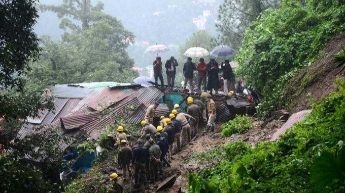 Hundreds stranded as heavy rains trigger landslides on Manali-Chandigarh highway