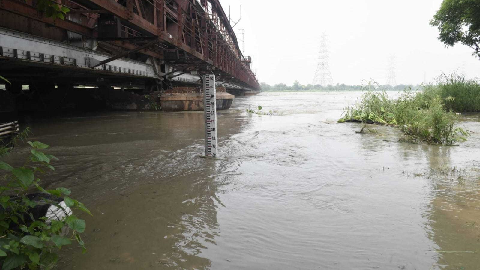 Rising Yamuna water level floods surrounding Delhi roads; paralyses traffic