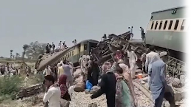 Pakistan: Passenger train derailment in Nawabshah kills 20