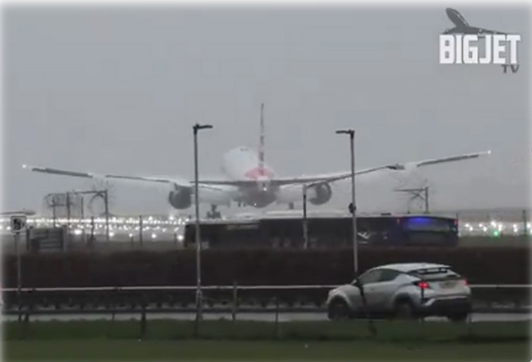 American Airlines flight makes struggling landing at London Airport amid high winds