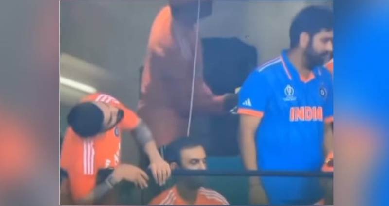 VIRAL: Husband Virat Kohli tries to get a glimpse of wife Anushka Sharma after hitting record 50th ODI ton in Mumbai