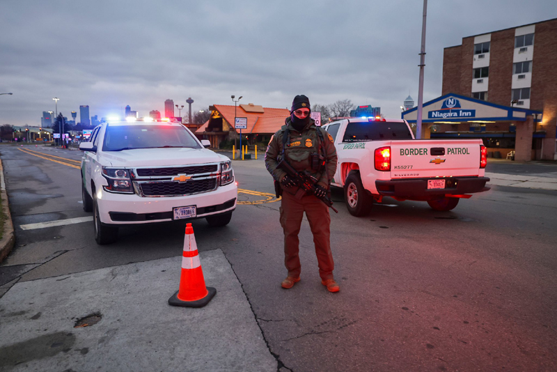 Car explodes near US-Canada border, 2 die