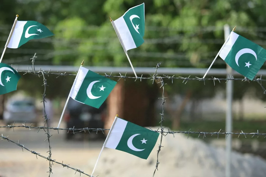 Pakistan votes to elect new government, mobile phone service suspended