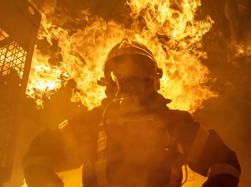 Fire engulfs apartment block in Valencia