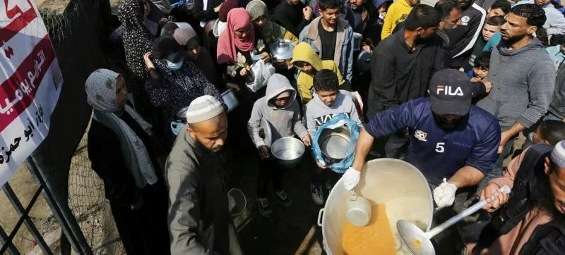 Gaza: 5 die after airdropped aid falls on them