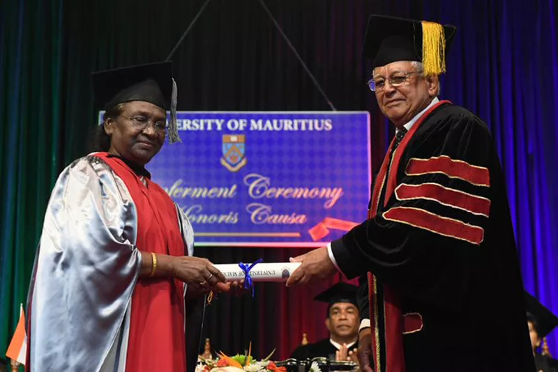 Speaking on the occasion, the President said that universities like the University of Mauritius are not just ladders to the dreams of aspirational youth; they are sites where the future of mankind is forged.