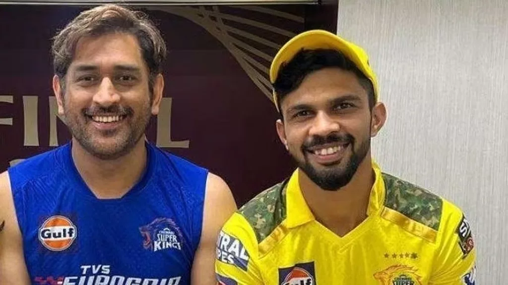 Former CSK skipper MS Dhoni (left) with new CSK captain Ruturaj Gaikwad. Photo courtesy: Free Press Journal