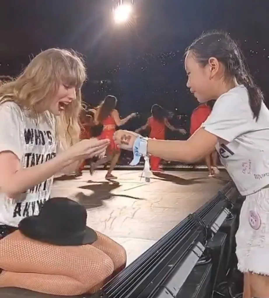 Taylor Swift with young fan Giselle Heng in Singapore