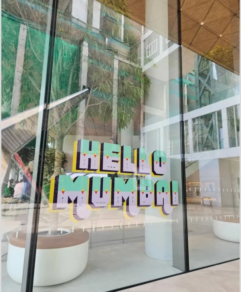 Apple storefront in Mumbai