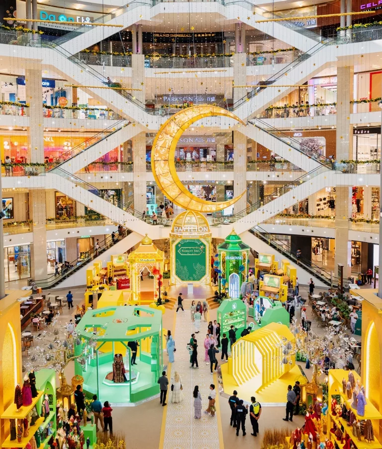 Pavilion KL’s magnificent crescent moon gracing the mall’s Centre Court as part of the ‘Radiant Raya’ Hari Raya Aidilfitri campaign. Photo courtesy: Pavilion Kuala Lumpur