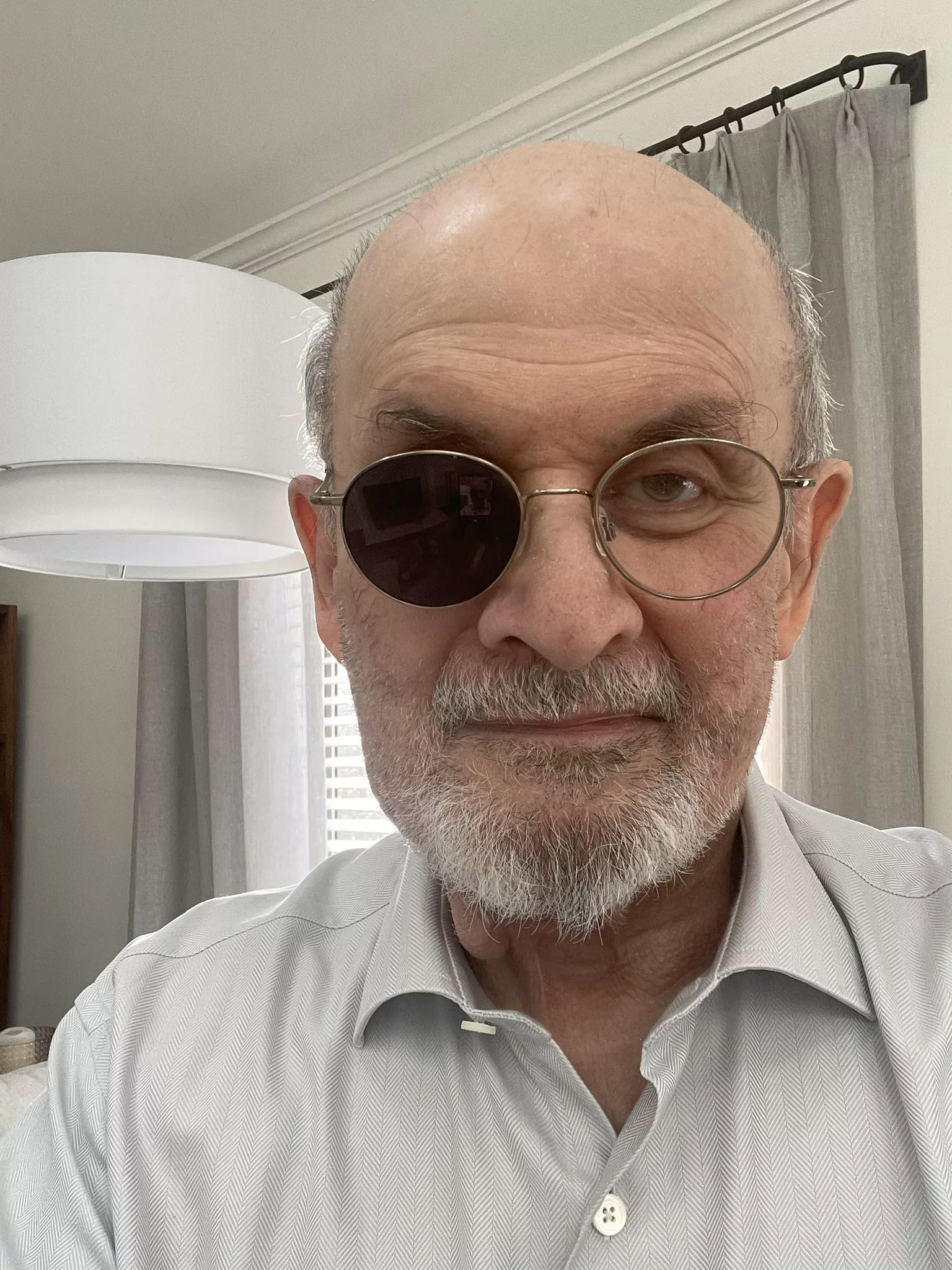 “There was some bit of me that was not intending to die”, recalls Salman Rushdie about the knife attack