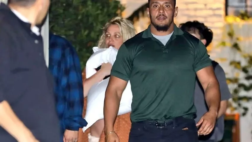 Pop singer Britney Spears (middle), allegedly left the hotel after a fight with her boyfriend. Photo courtesy: Free Press Journal