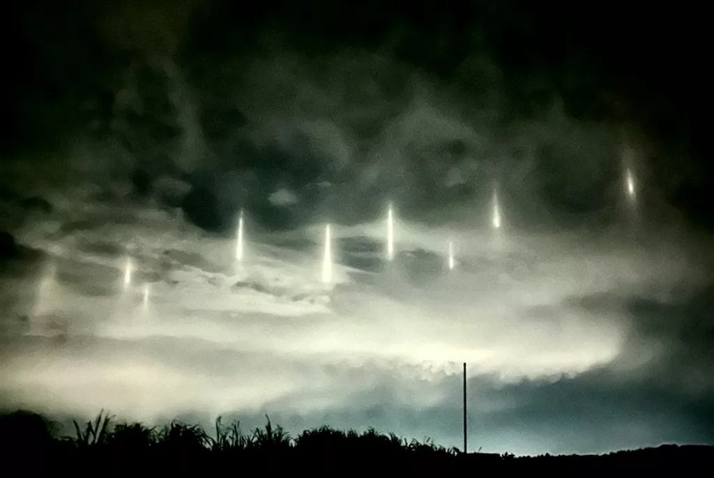 X user shares stunning image of light pillars in the night sky in Japan