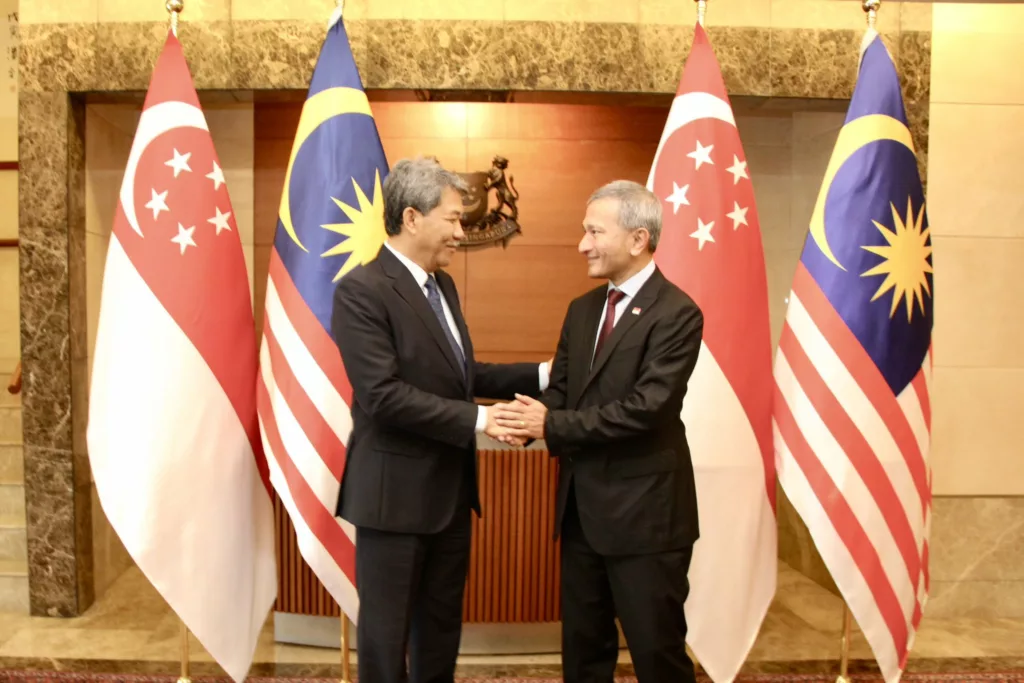 Malaysian Foreign Minister Mohamad bin Haji Hasan with Singapore Foreign Minister Vivian Balakrishnan