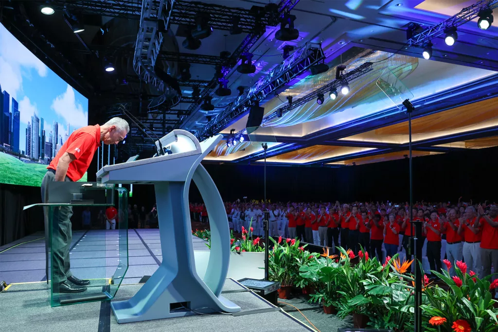 Singapore PM Lee Hsien Loong bows at the May Day Rally 2024