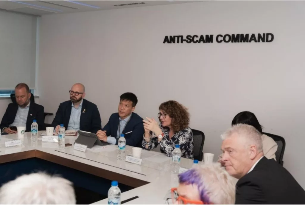 Members of the UK Select Committee visited the Singapore Police’s Force Anti-Scam Command 
as part of the visit. Photo courtesy: MHA