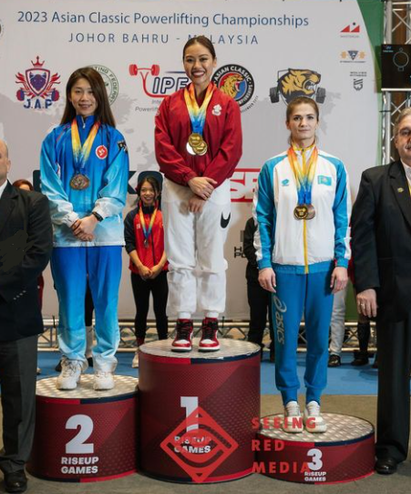 Farhanna Farid with her gold medal at the 2023 APF Asian Classic Championships