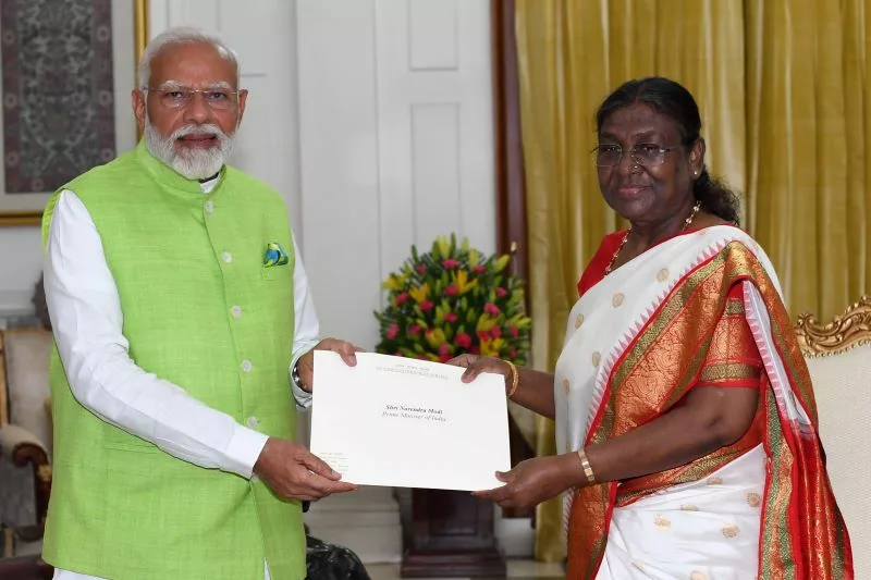 Narendra Modi tenders resignation to Droupadi Murmu