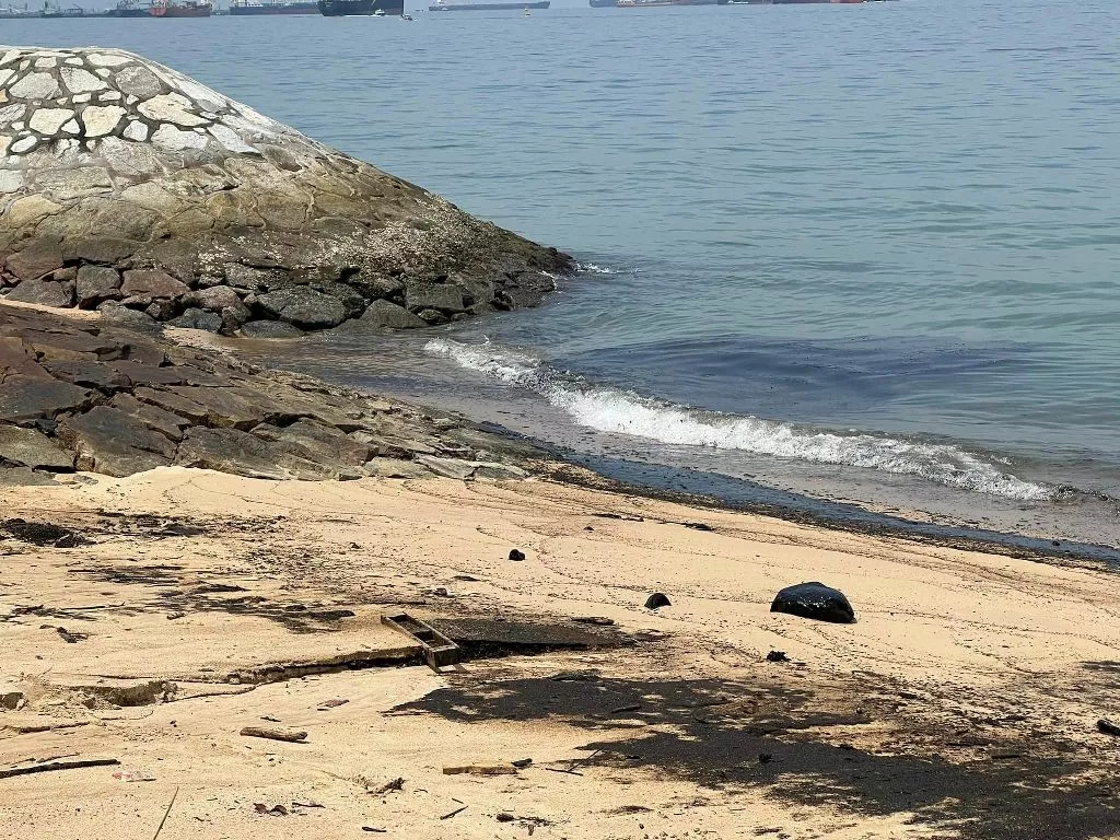 Oil spill at East Coast Park. Photo courtesy: www.facebook.com/desmondtslee