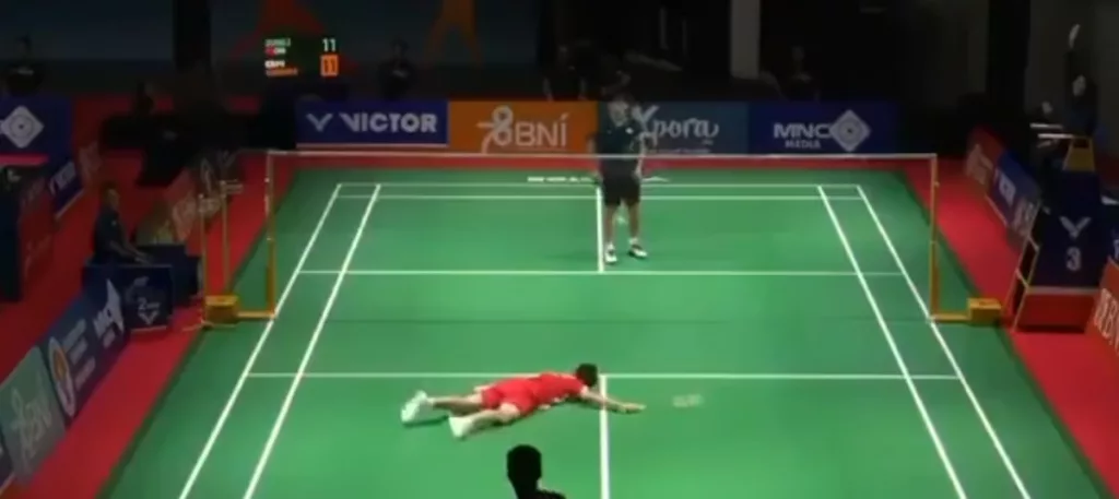 Zhang Zhijie (red) collapsed while the score was tied at 11-11. Photo courtesy: Free Press Journal