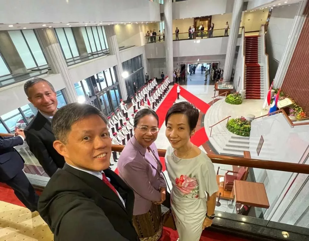 Singapore Education Minister Chan Chun Sing clicks a selfie with colleagues Vivian Balakrishnan and Grace Fu, and Lao PDR Minister of Natural Resources and Environment Bounkham Vorachit. Photo courtesy: https://www.facebook.com/ChanChunSing.SG