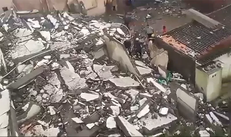 A building collapsed in Indian city of Surat. At least seven people died in the tragedy.