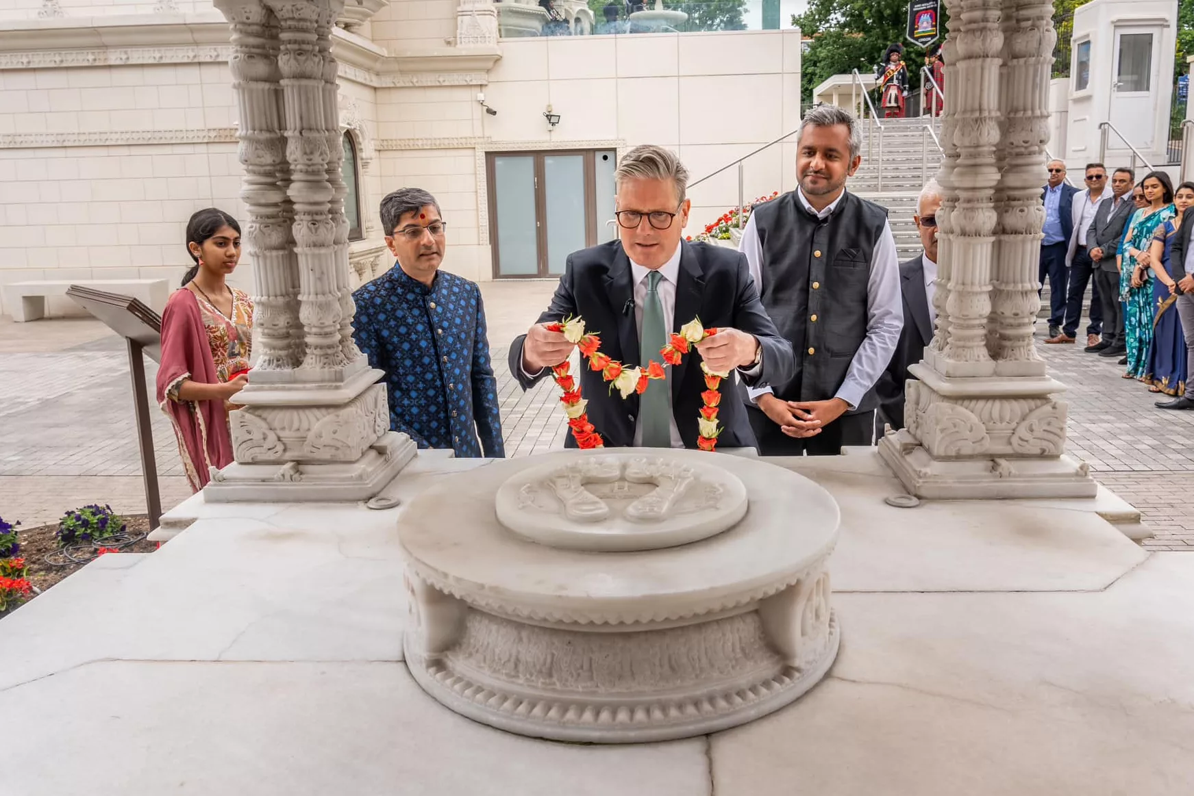 Starmer places a garland at the Kingsbury temple