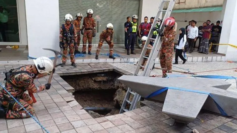 Search and rescue personnel in Kuala Lumpur