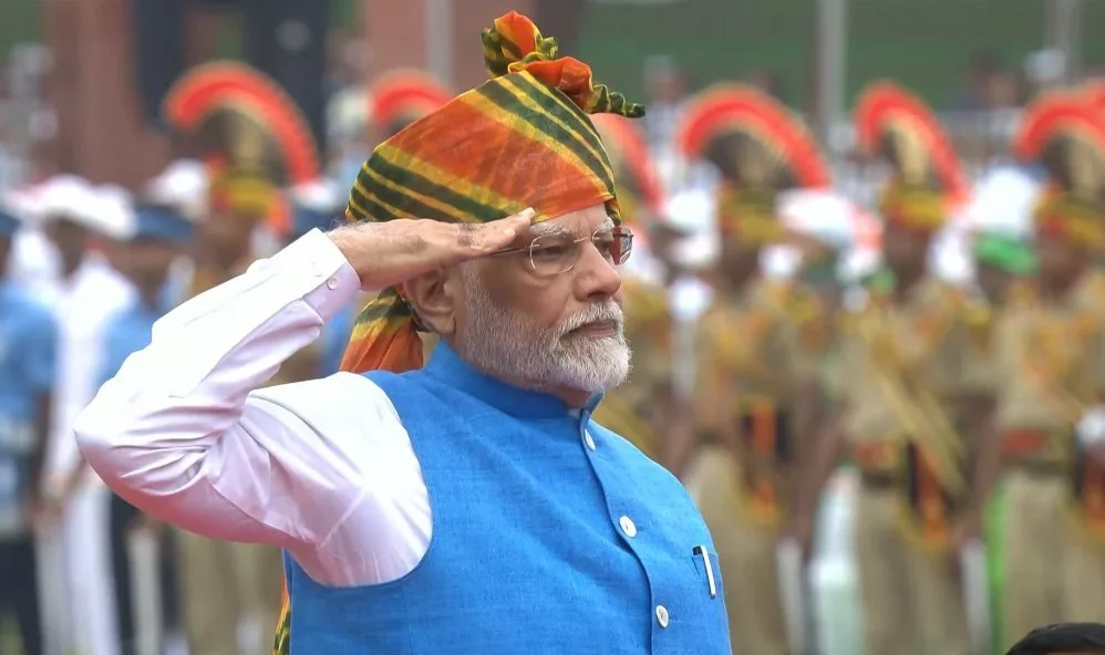 Narendra Modi Pics: PM Modi sports a Rajasthani Leheriya turban on Independence Day. Photo courtesy: x.com/DDIndialive