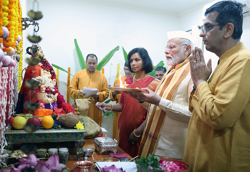 PM Modi attends Ganesh Puja at the residence of Chief Justice of India; triggers strong reactions from Opposition and legal fraternity 