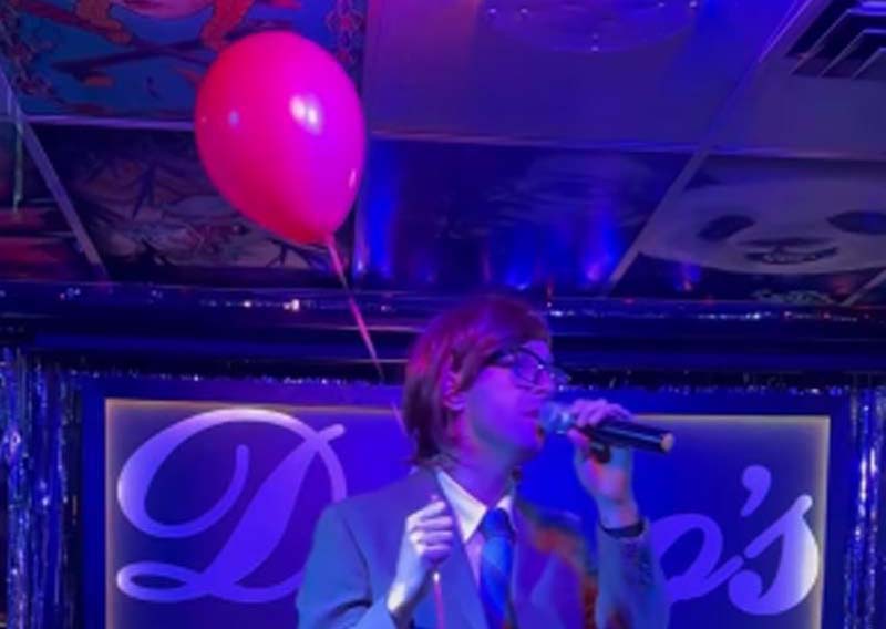 Disguised Chris Martin surprises fans by performing new Coldplay song in Las Vegas lounge 