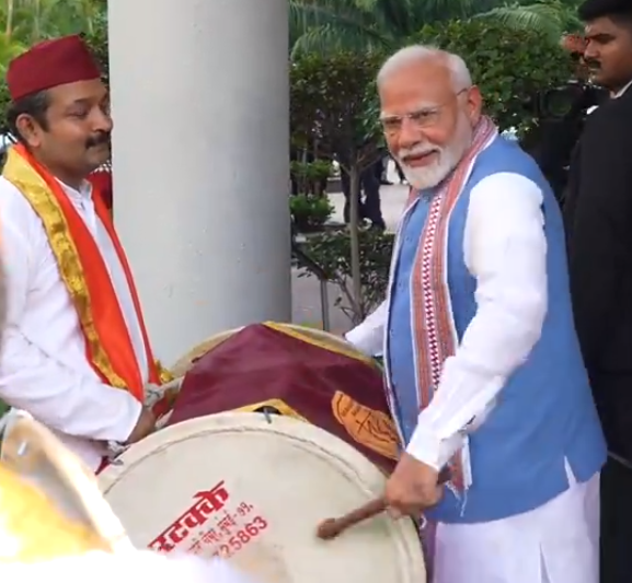 Indians in Singapore welcome PM Modi with “Ganpati Bappa Morya”; PM Wong gives him a warm hug