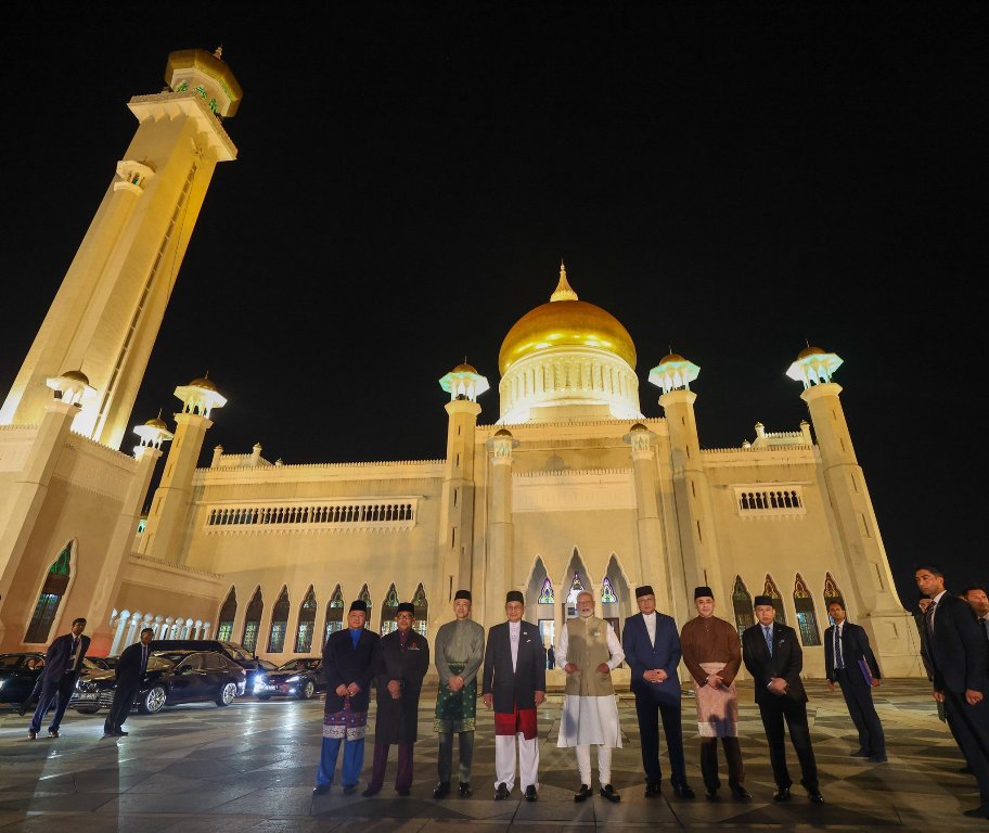PM Narendra Modi visits iconic Omar Ali Saifuddien Mosque in Brunei
