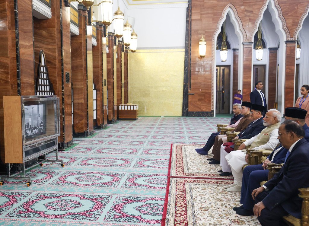 Indian PM Modi and others watching a video depicting the history of the Omar Ali Saifuddien Mosque mosque. Photo courtesy: x.com/PMOIndia 