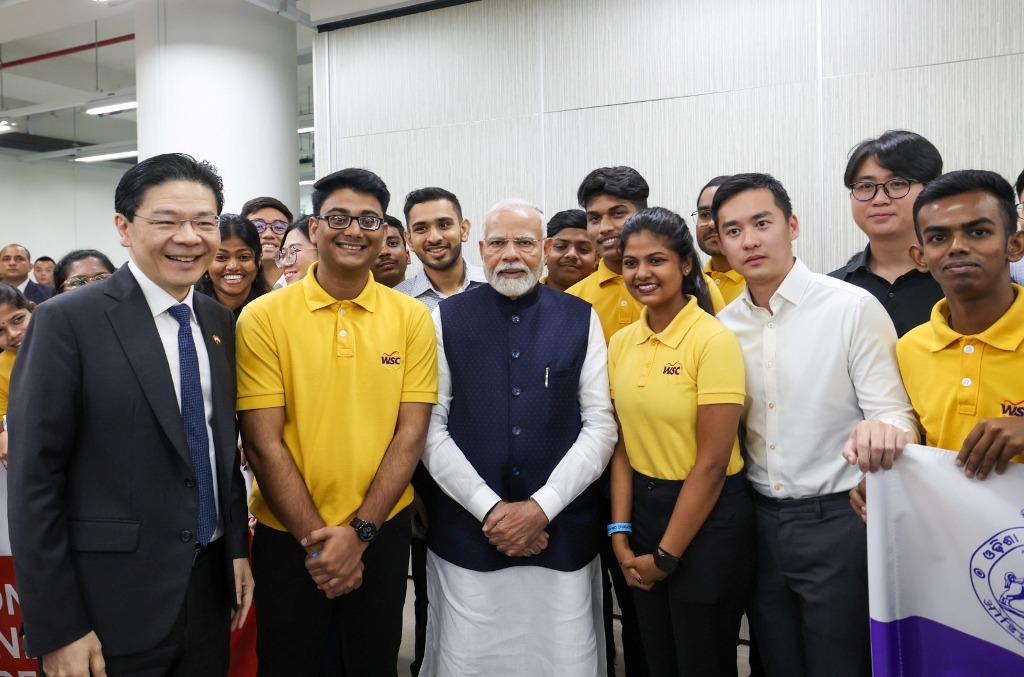 Singapore PM Lawrence Wong (left) and Indian PM Narendra Modi (middle) interacted with Indian interns from Odisha’s World Skill Center, currently visiting Singapore, and Singaporean interns who previously visited India under the CII-Enterprise Singapore India Ready Talent Programme. They also met with Indian engineers working at the AEM facility. Photo courtesy: x.com/PMOIndia