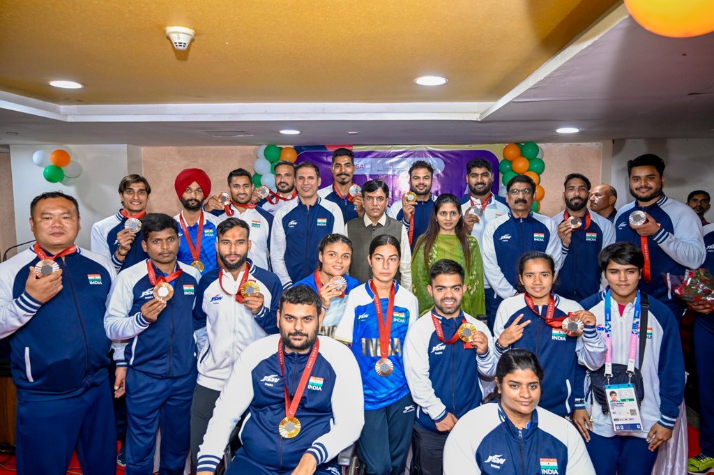 India's sports minister Mansukh Mandaviya (middle) with the Indian Paralympics contingent. Photo courtesy: x.com/mansukhmandviya