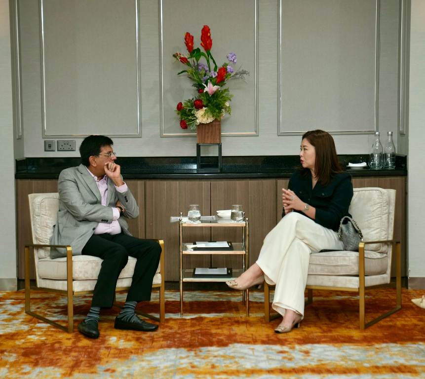 Piyush Goyal in a meeting with Phua Mei Ming, CEO of HTL International. Photo courtesy: www.facebook.com/IndiainSingapore