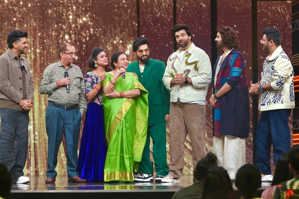 Sachet-Parampara share an heartfelt parents with their family as other mentors join them on the stage. Photo courtesy: www.instagram.com/sachetparamparaofficial/