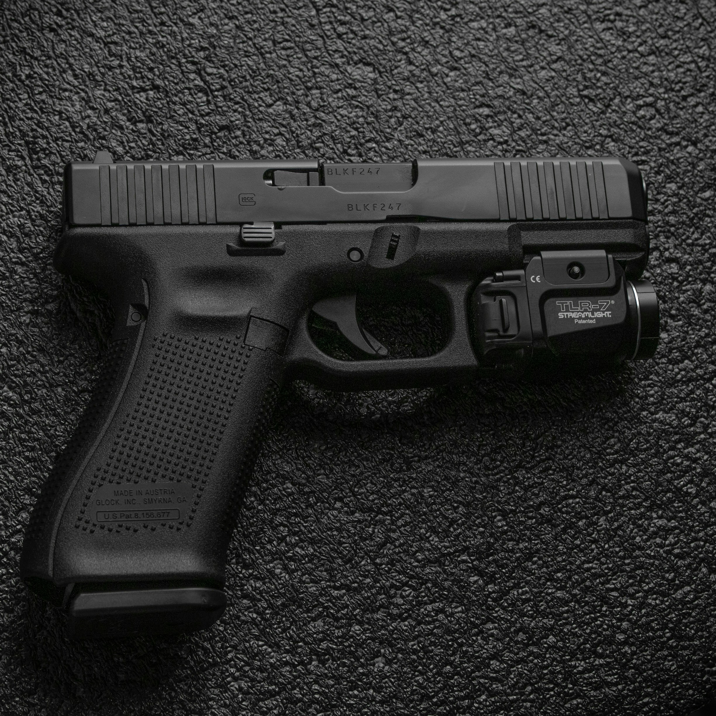 Three-year-old hurts himself by shooting with his mother's gun in the USA