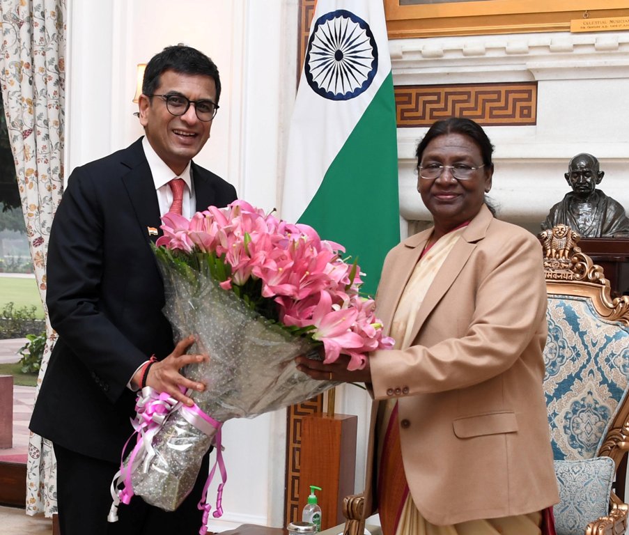 CJI Chandrachud with President Murmu. Photo courtesy: x.com/rashtrapatibhvn