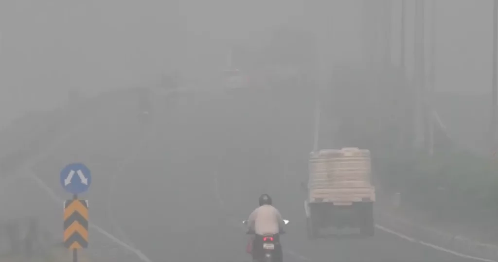 Visibility worsened as thick smog engulfed Delhi, India's capital city, on Thursday morning. Photo courtesy: Screengrab from X