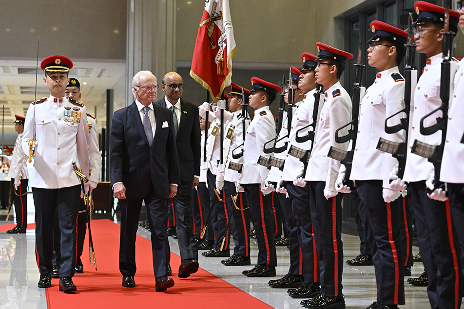 King Gustaf and President Tharman Shanmugaratnam inspect the Guard of Honour. Photo courtesy: Jonas Ekströmer/TT via www.kungahuset.se