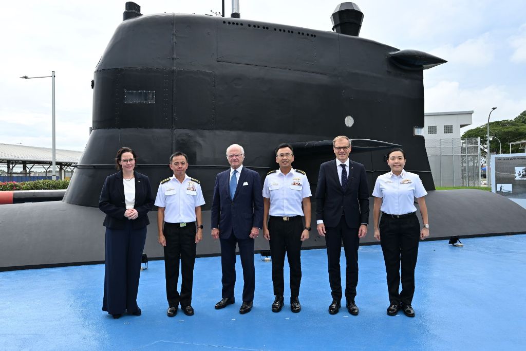 King Gustaf (third from left) was hosted by RADM Sean Wat (fourth from left) and accompanied by Minister for Foreign Affairs of Sweden Maria Malmer Stenergard (first from left) and Ambassador of Sweden to Singapore Anders Sjöberg (fifth from left). Also present were Commander Maritime Training and Doctrine Command Colonel Rinson Chua (second from left) and Head Naval Intelligence Senior Lieutenant Colonel Tung Wanling (sixth from left). Photo courtesy: www.mindef.gov.sg
