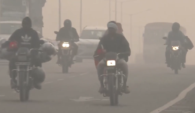 Amid annual political blame game, toxic smog engulfs Delhi, over 200 flights delayed 