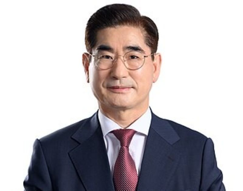 South Korea's former Defence Minister Kim Yong-hyun tried to commit suicide.