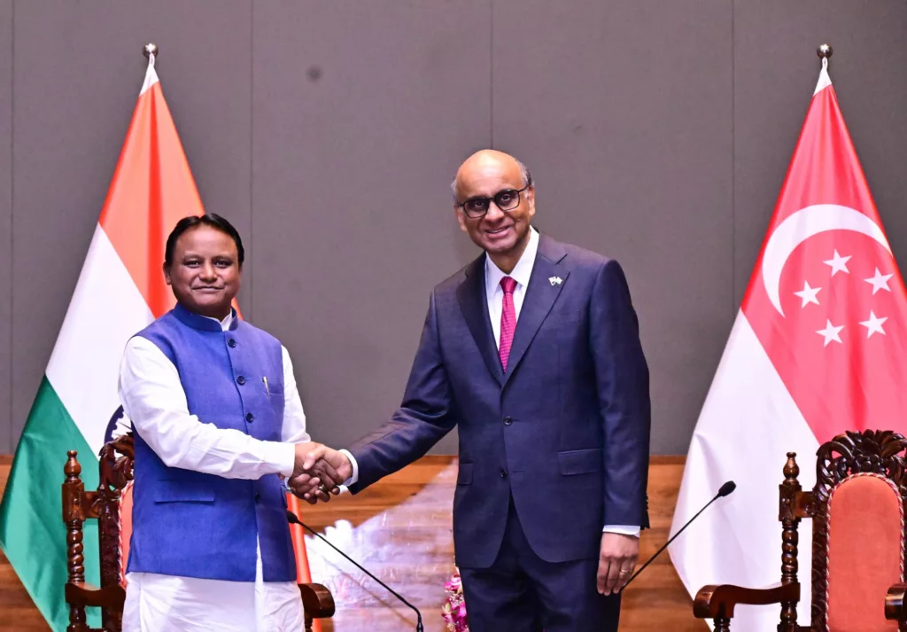 Odisha CM Mohan Charan Majhi (left) and Singapore President Tharman Shanmugaratnam shake hands during the MoU signing. Photo courtesy: x.com/AdhikariBN