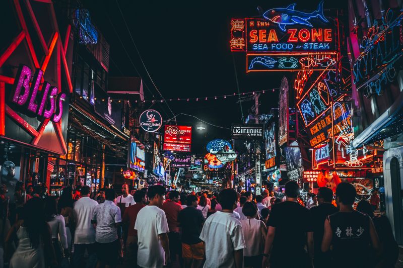 Indian tourist robbed of gold necklace in Pattaya by a group of transgender women 