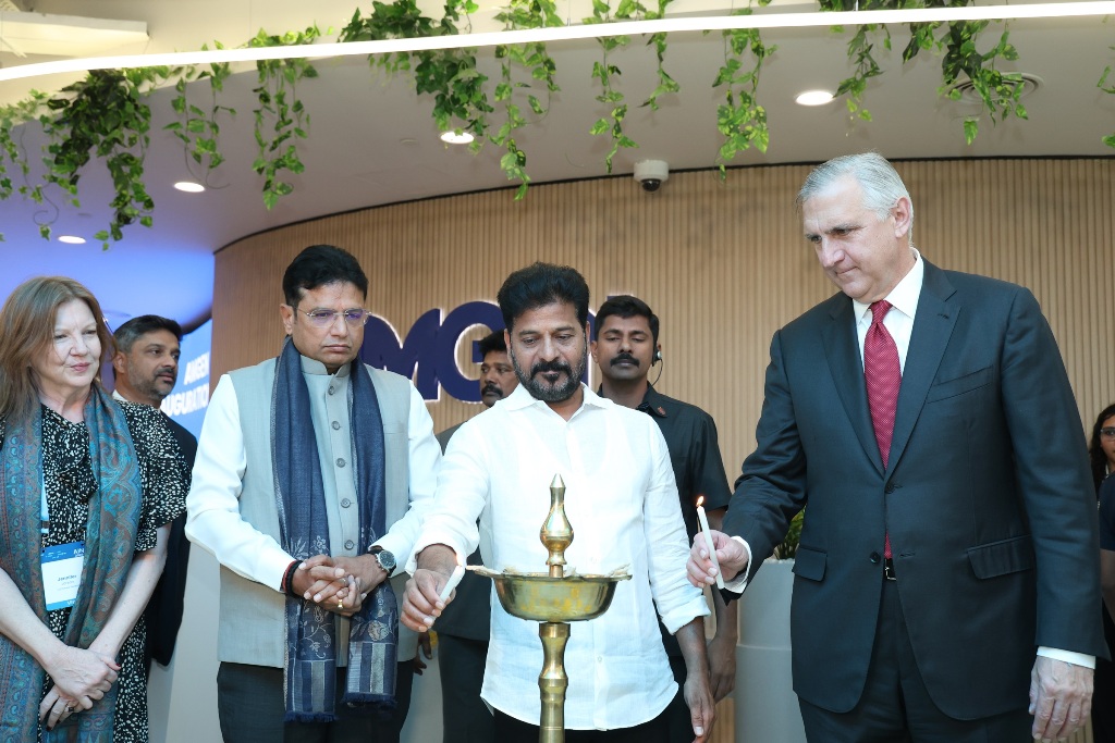 Left-Right: Jennifer Larson, U.S. General Consul, Hyderabad, Sri D. Sridhar Babu, Hon’ble Minister of IT, E&C, I&C, LA, Sri Anumula Revanth Reddy, Hon’ble Chief Minister of Telangana, Robert A. Bradway, Chairman & CEO, Amgen. Photo courtesy: Collected