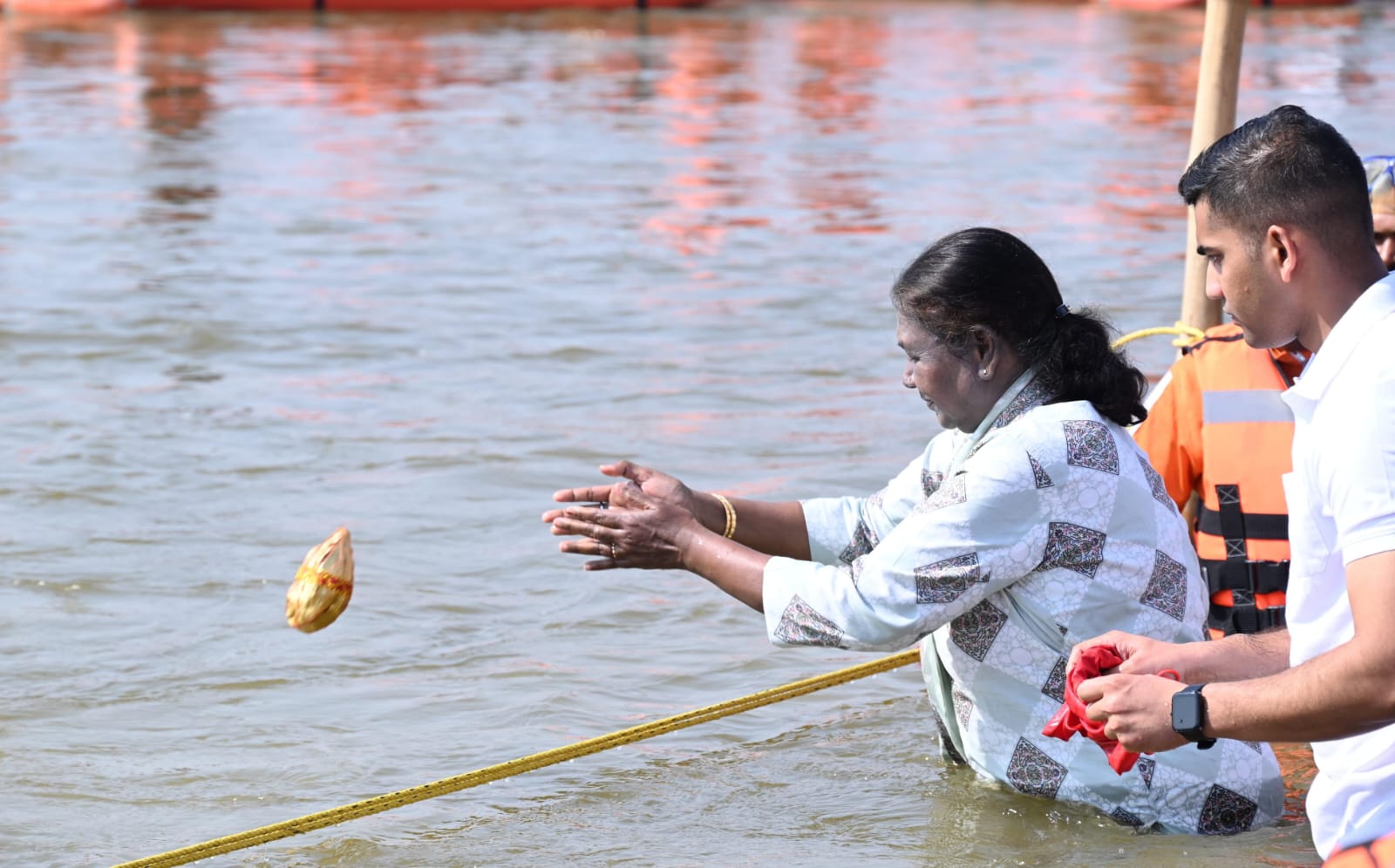 Indian President Droupadi Murmu visits Maha Kumbh Mela, takes holy dip in Tribeni Sangam 