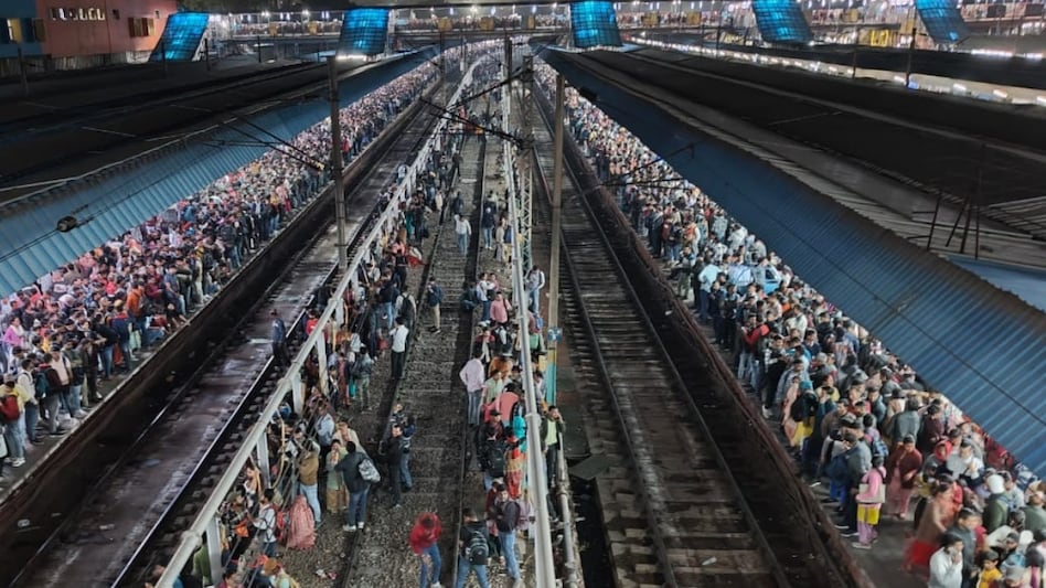 Crowds at New Delhi Railway Station